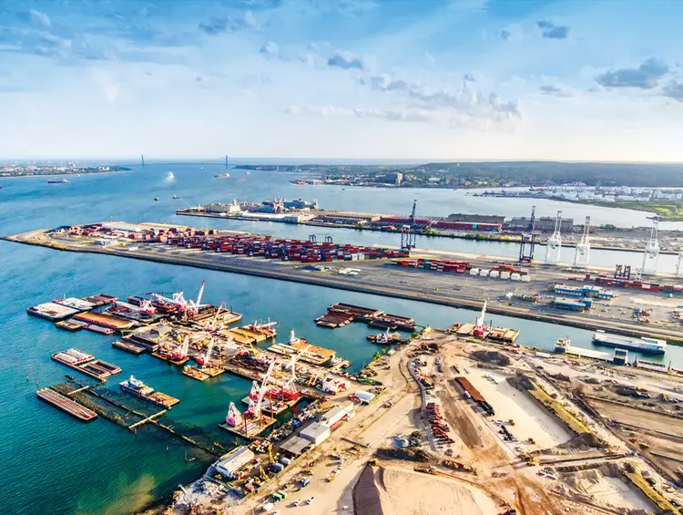 Porto de Staten Island, em Nova York: o ritmo de crescimento do comércio mundial desacelerou com as ameaças de imposição de tarifas | Getty Images / 