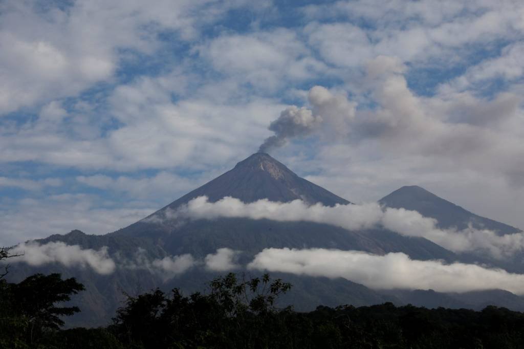Vulcão de Fogo da Guatemala tem forte explosão acompanhada de avalanches