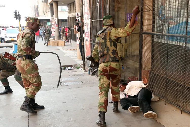 A atuação dos militares, que utilizaram munição real para dispersar os manifestantes, deixou pelo menos sete mortos (Mike Hutchings/Reuters)