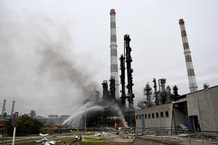 Refinaria: o fogo ainda não foi totalmente controlado pelos bombeiros que trabalham no local com cerca de 400 soldados (Andreas Gebert/Reuters)