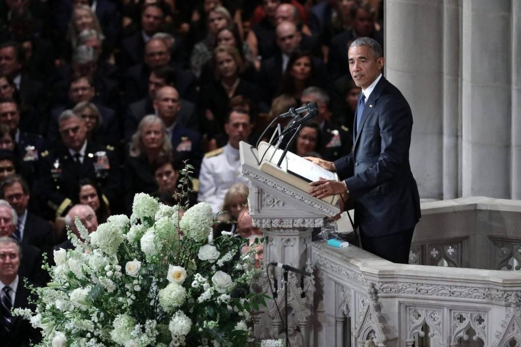 Obama presta homenagem a McCain em cerimônia na catedral de Washington