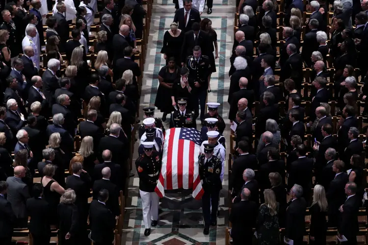 Funeral: "Nós nos reunimos aqui para lamentar a morte da grandeza norte-americana", disse sua filha (Chris Wattie/Reuters)