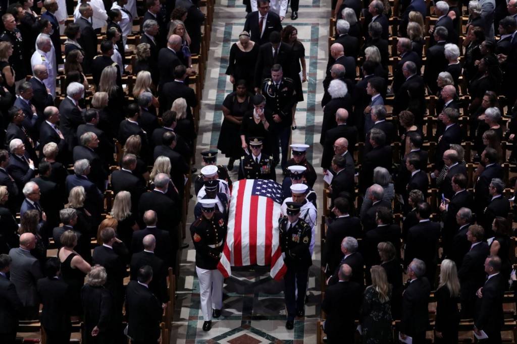 Homenagens em funeral de McCain trazem críticas veladas a Trump