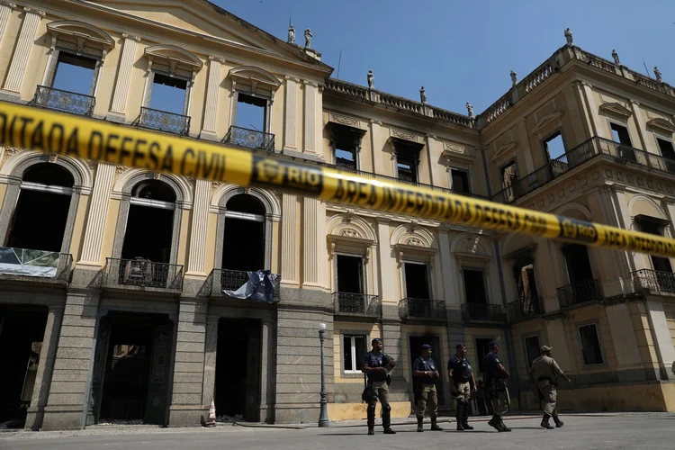 Policiais usaram bombas de gás para afastar dezenas de pessoas que se reuniram no entorno do Museu Nacional nesta segunda-feira (Pilar Olivares/Reuters)