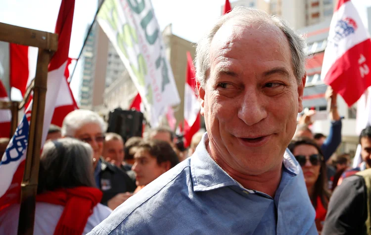 Candidato do PDT à Presidência, Ciro Gomes, durante caminhada de campanha em Curitiba (Rodolfo Buhrer/Reuters)