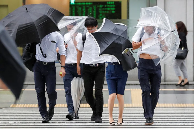 Jebi: Japão emitiu alertas de retirada para mais de 1 milhão de pessoas e cancelou centenas de voos (Toru Hanai/Reuters)