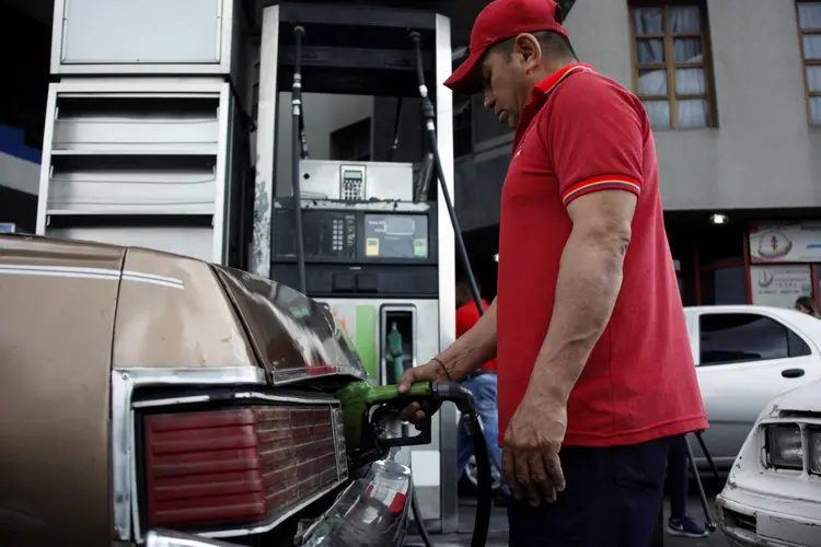 Carro é abastecido em San Antonio, na Venezuela (Carlos Eduardo Ramirez/Reuters)