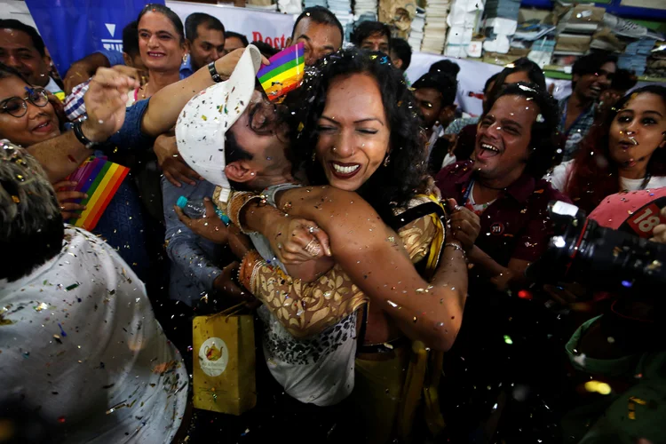 Apoiadores da comunidade LGBT celebram decisão da Suprema Corte indiana sobre a descriminalização do sexo gay, em ONG em Mumbai. 6 de setembro de 2018. Foto: REUTERS/Francis Mascarenhas (Francis Mascarenhas/Reuters)