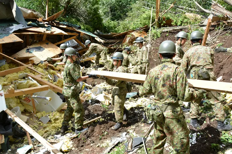 Terremoto no Japão: cerca de 40.000 socorristas buscam sobreviventes com a ajuda de escavadeiras, cães e 75 helicópteros (Japan Self-Defense Forces/Reuters)