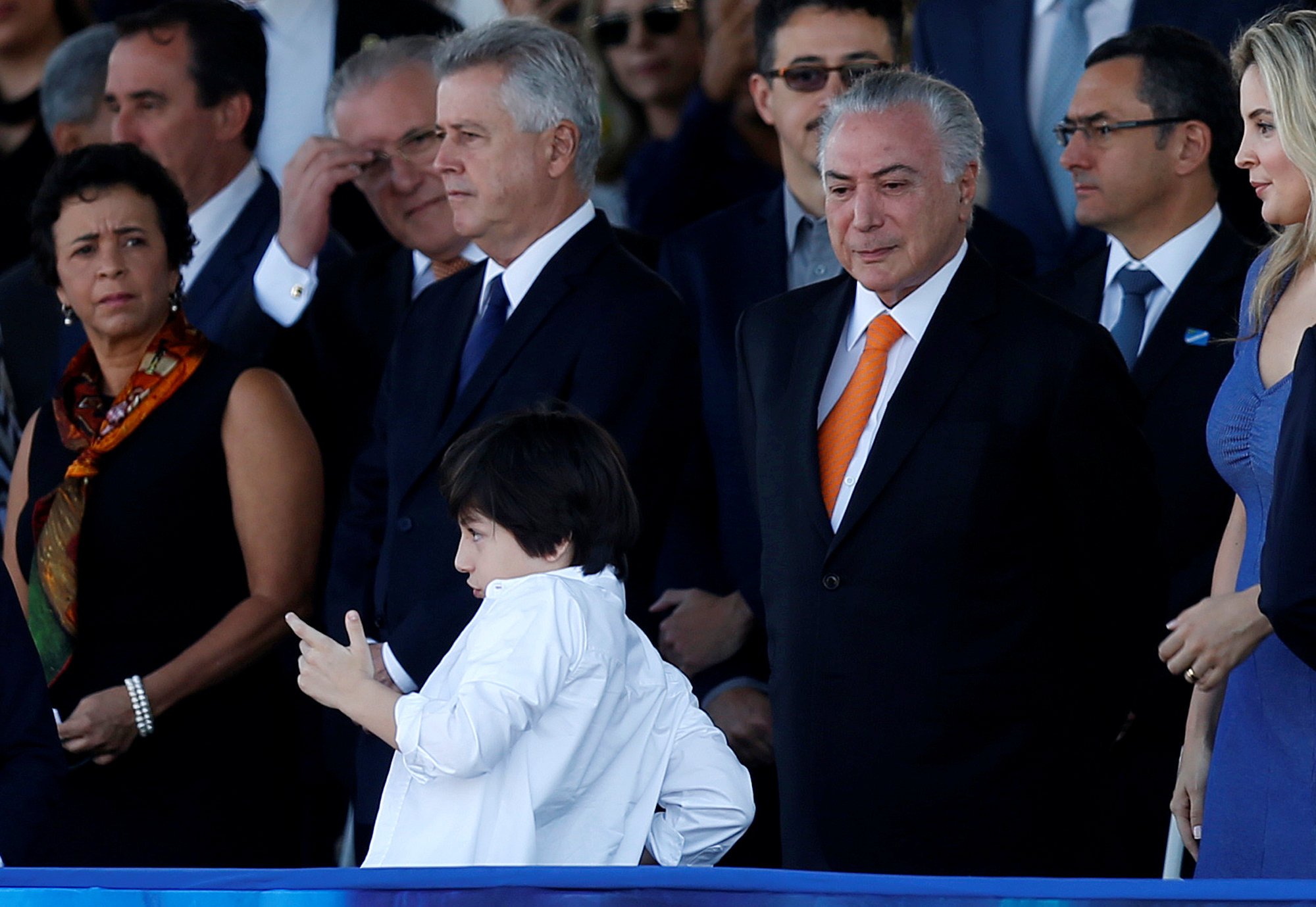 Filho de Temer faz gesto imitando arma durante desfile de 7 de setembro
