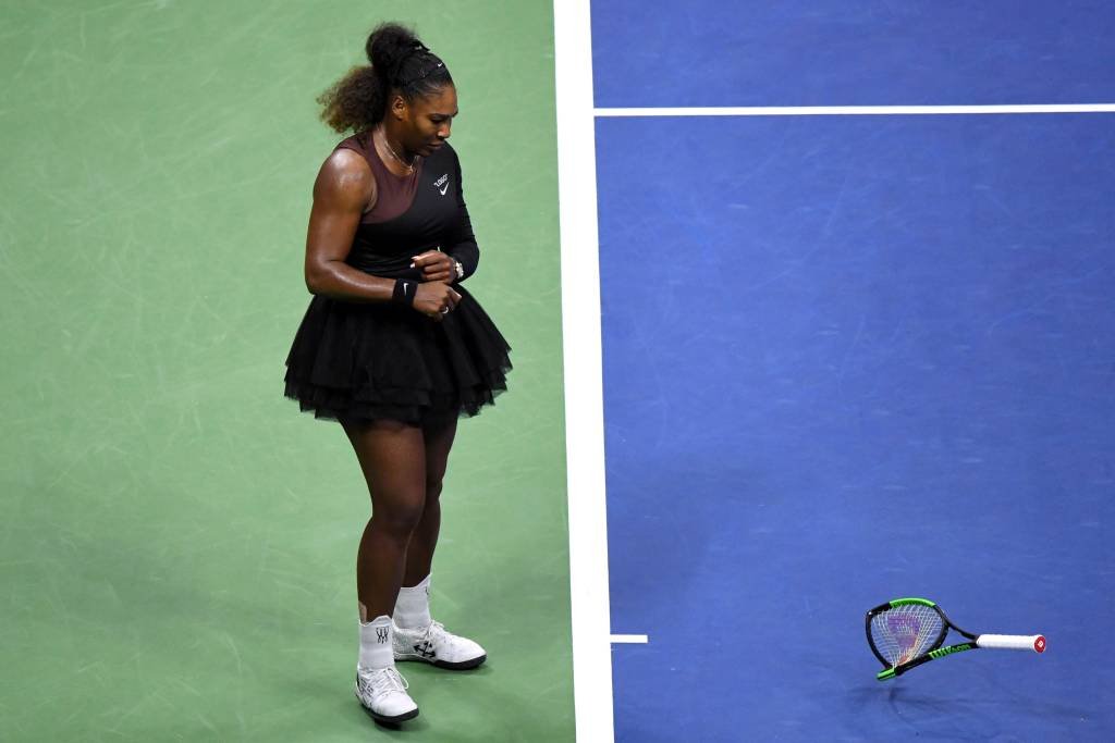 Serena Williams: Tenista foi multada por "abuso verbal" ao árbitro e por receber informações do treinador e quebrar raquete (Danielle Parhizkaran/Reuters)
