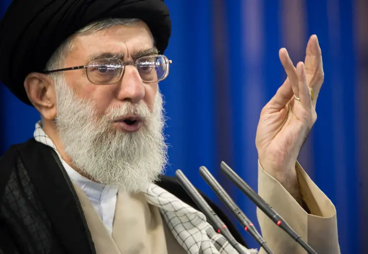 Khamenei: o ataque terrorista deixou 25 mortos e cerca de 60 feridos no sábado (Morteza Nikoubazl/Reuters)