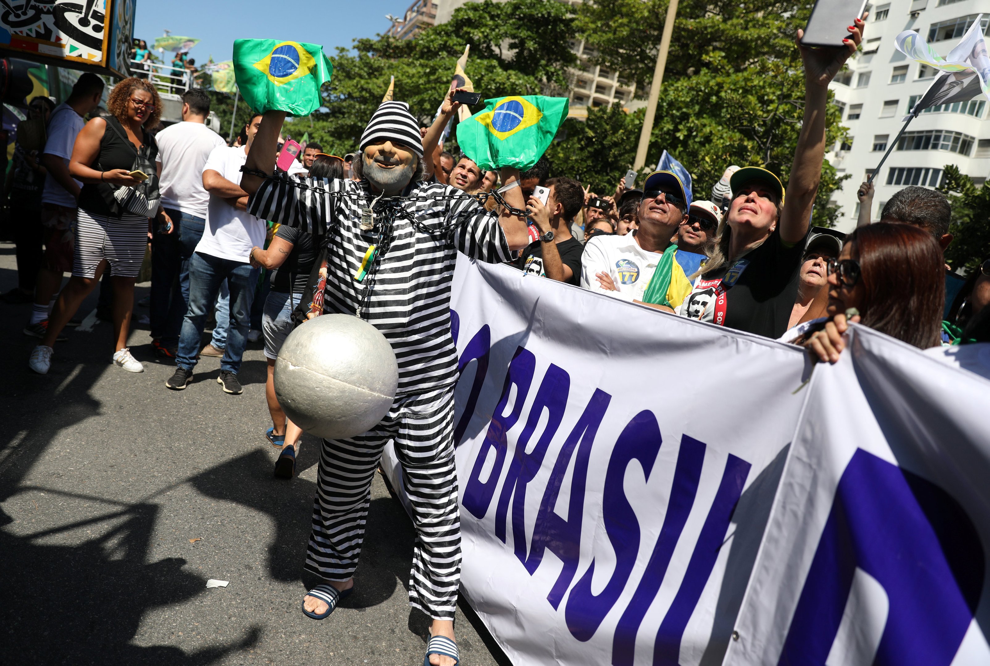 Flávio Bolsonaro faz campanha pelo pai durante ato em Copacabana