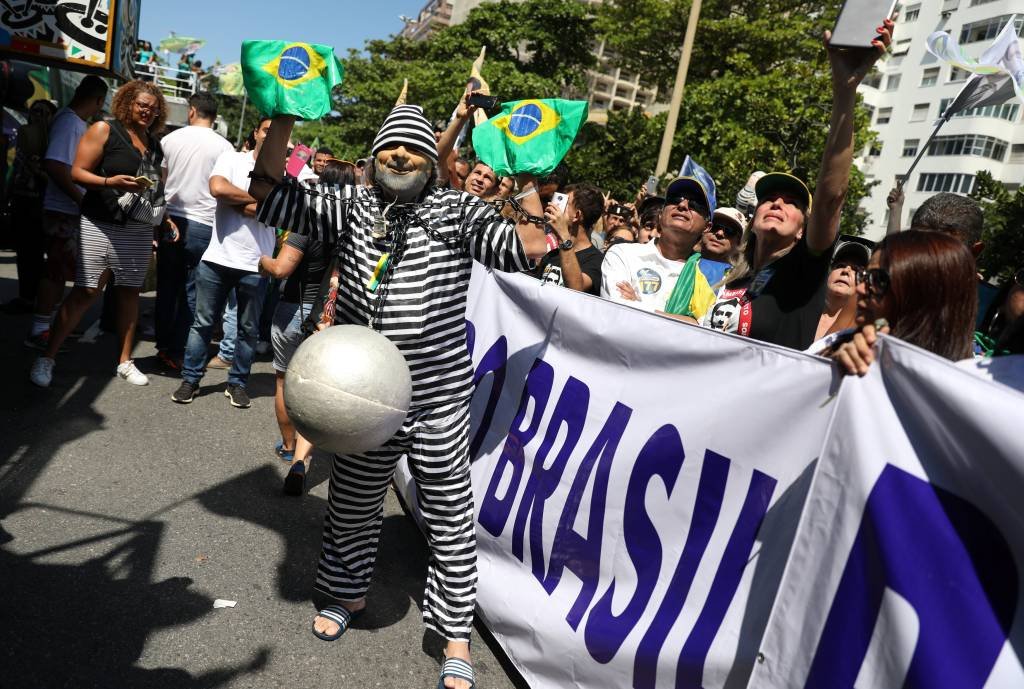 Flávio Bolsonaro faz campanha pelo pai durante ato em Copacabana