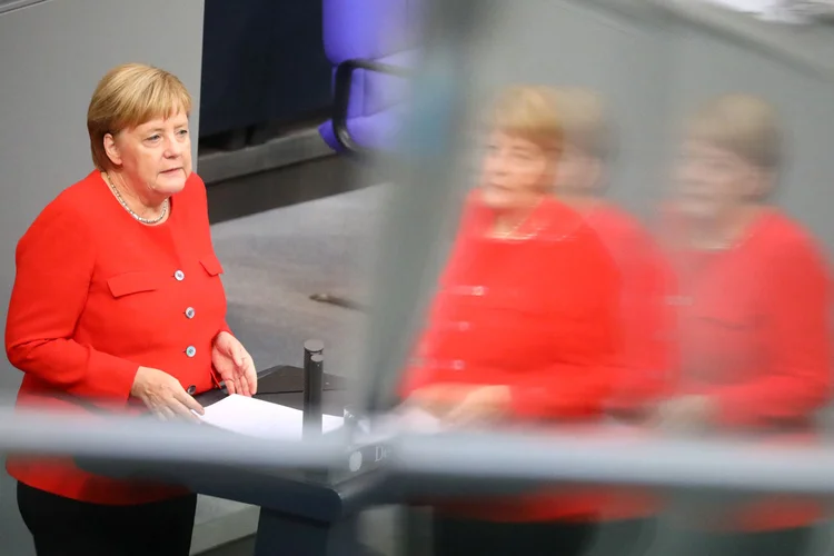 Angela Merkel repudiou ataques xenófobos e o uso de slogans nazistas ao fazer um discurso enfático no Parlamento (Hannibal Hanschke/Reuters)