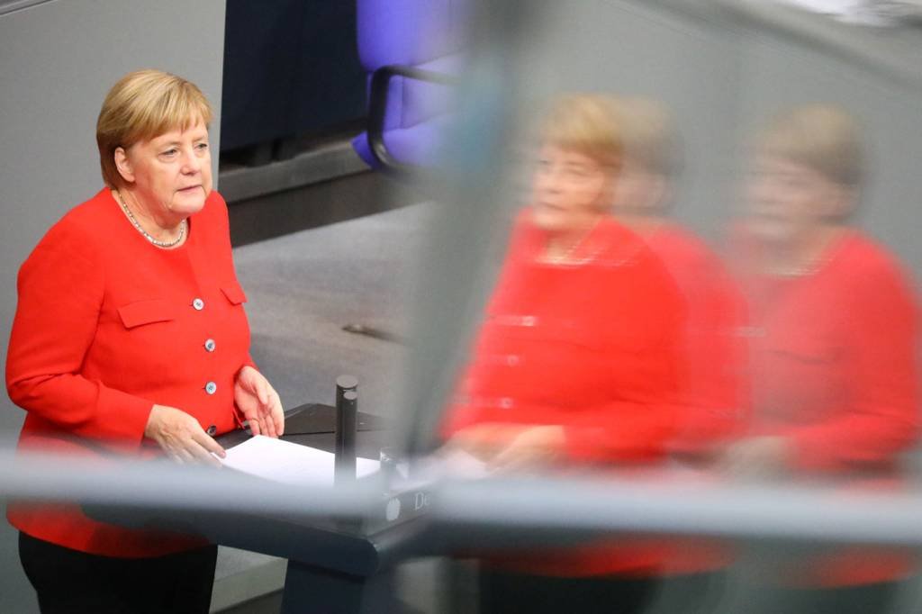 Merkel condena xenofobia da extrema-direita alemã e slogans nazistas