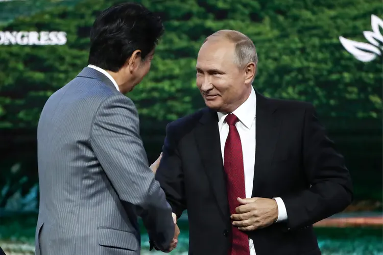 Putin se voltou ao primeiro-ministro do Japão, no palco de uma conferência nesta quarta-feira e propôs a assinatura de um tratado de paz até o final deste ano (Valery Sharifulin/TASS Host Photo Agency/Pool/Reuters)