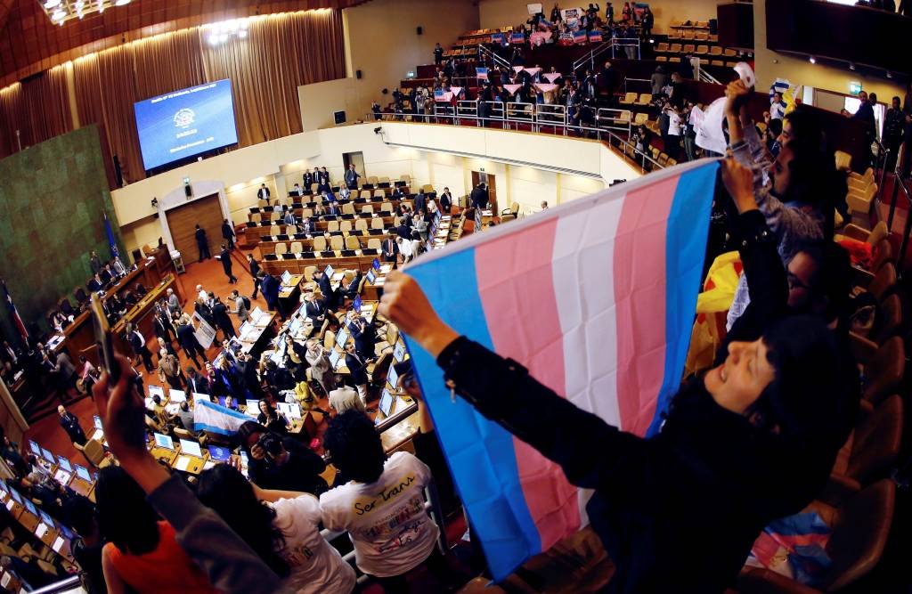 Chile promulga lei sobre mudança de sexo em documentos a partir de 14 anos