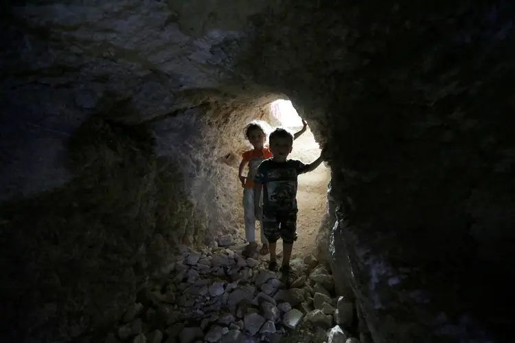 Crianças na Síria: investigadores de crimes de guerra que estão estacionados na região estão coletando evidências sobre o caso (Khalil Ashawi/Reuters)