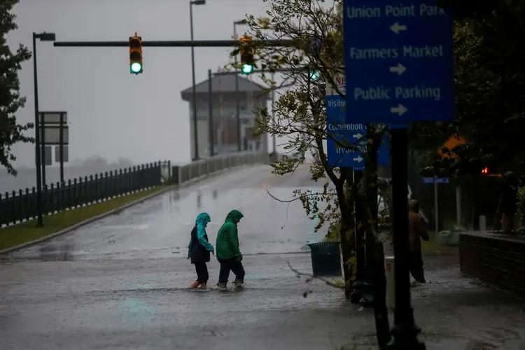 Furacão Florence atingiu a costa leste dos Estados Unidos na manhã desta sexta-feira (Eduardo Munoz/Reuters)