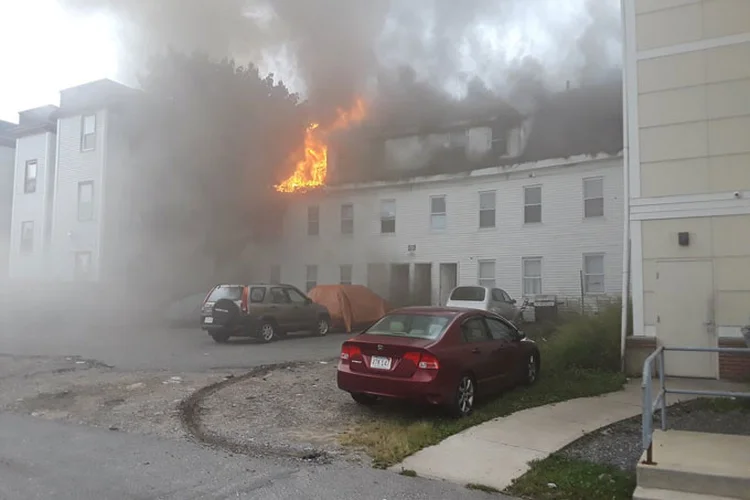 Boston: uma pessoa morreu e outras 12 ficaram feridas em consequência de uma série de explosões de gás (Boston Sparks/Mídias Sociais/Reuters)