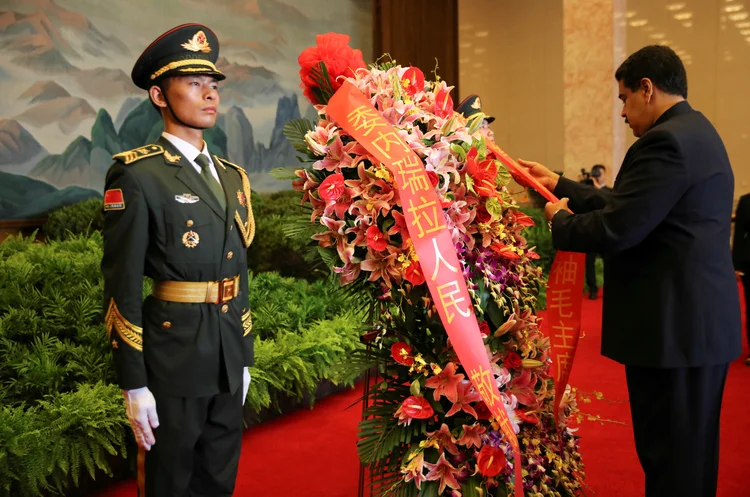Posso dizer que hoje a Venezuela está de pé, afirmou Maduro depois de assinar os acordos com a China (Miraflores Palace/Reuters)