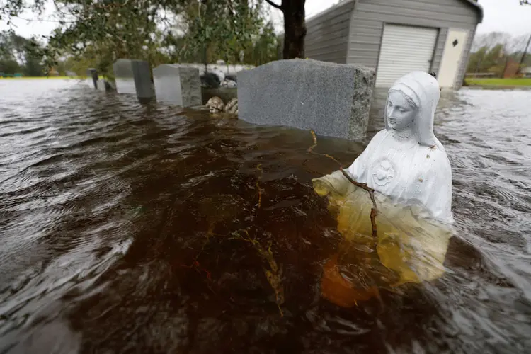Número de vítimas mortais pela passagem do furacão Florence pela costa sudeste dos Estados Unidos chegou a 18 (Jonathan Drake/Reuters)
