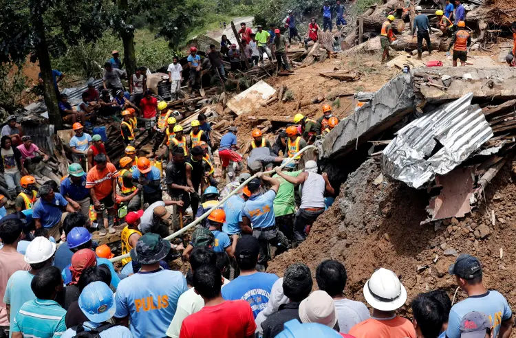 Filipinas: equipes de resgate recuperaram 11 corpos na avalanche de lama que cobriu a capela (Erik De Castro/Reuters)