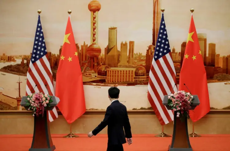 Bandeiras dos EUA e da China no Grande Salão do Povo, em Pequim (Jason Lee/Reuters)