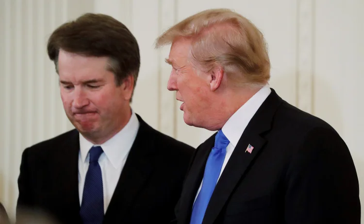 Donald Trump ao lado de Brett Kavanaugh: tanto Kavanaugh como Christine Blasey Ford, professora que acusa o juiz, vão testemunhar diante da Comissão de Justiça do Senado americano nesta quinta-feira (Jim Bourg/Reuters)