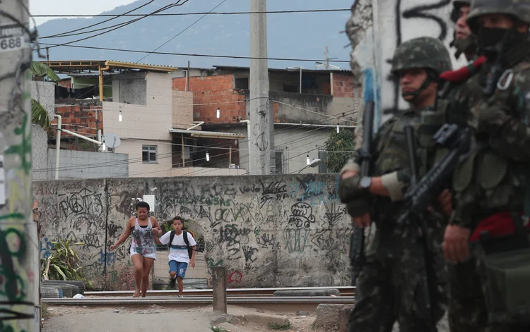 OPERAÇÃO NO RIO DE JANEIRO: ao todo, foram coletados 300 relatos anônimos e espontâneos de moradores de 15 comunidades do Rio de Janeiro coletados pelo Circuito Favelas por Direitos - projeto que, desde abril, acompanha de perto os efeitos da intervenção (Ricardo Moraes/Reuters)