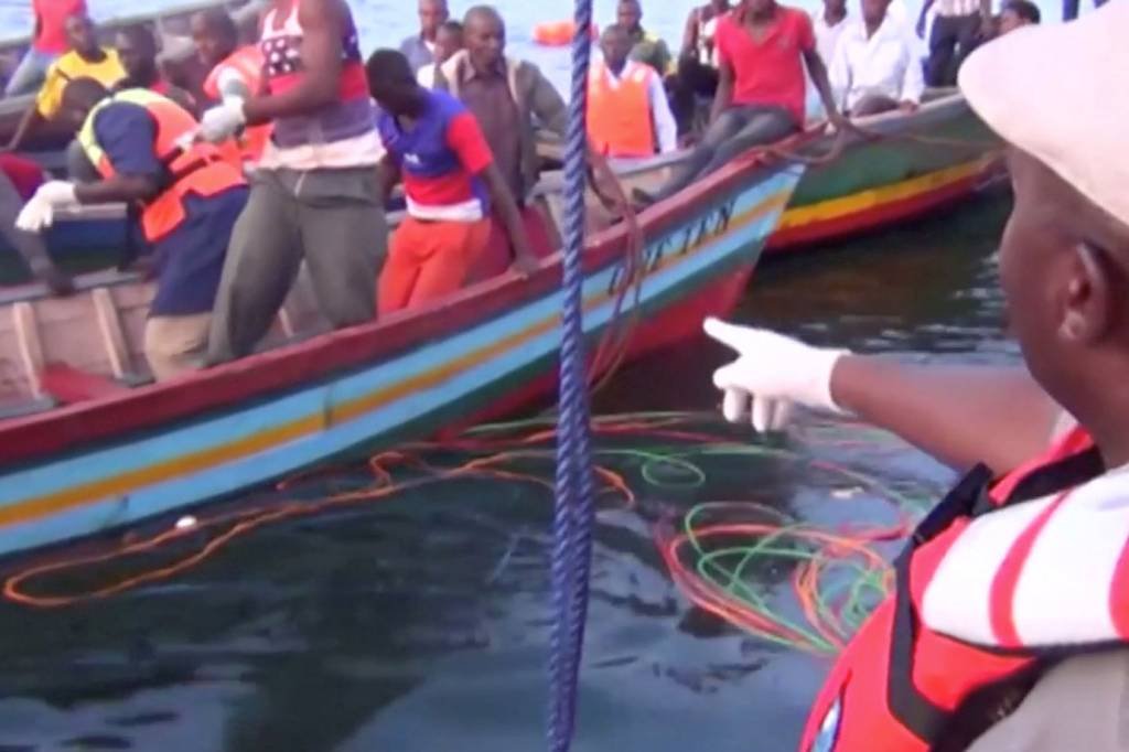 Mais de 120 pessoas morreram no naufrágio de quinta-feira de uma balsa na Tanzânia (Reuters TV/Reuters)