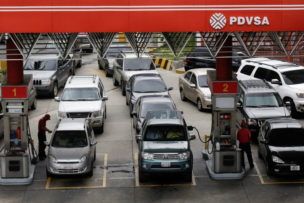 Venezuelanos fazem bloqueio com carros contra falta de gasolina