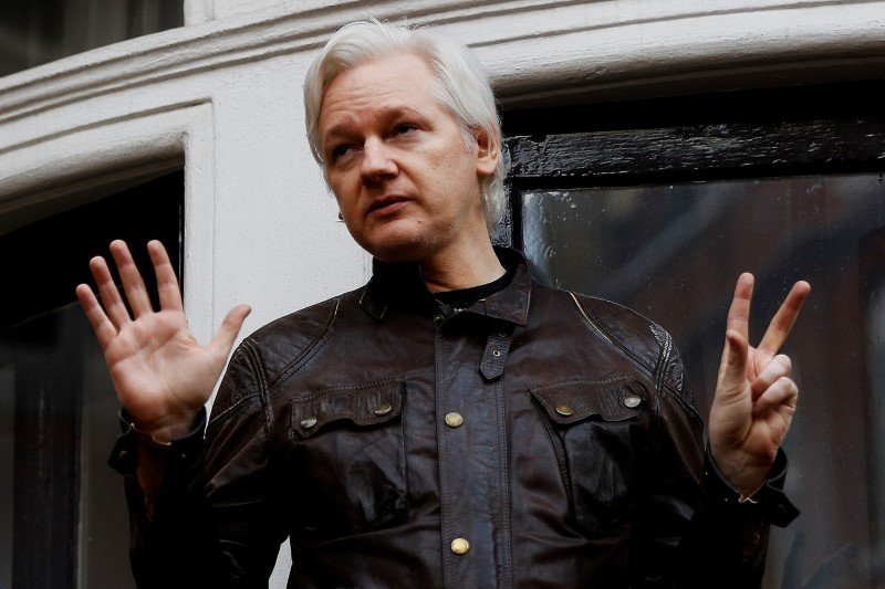Asilado em embaixada, Assange processa Equador por condições de vida