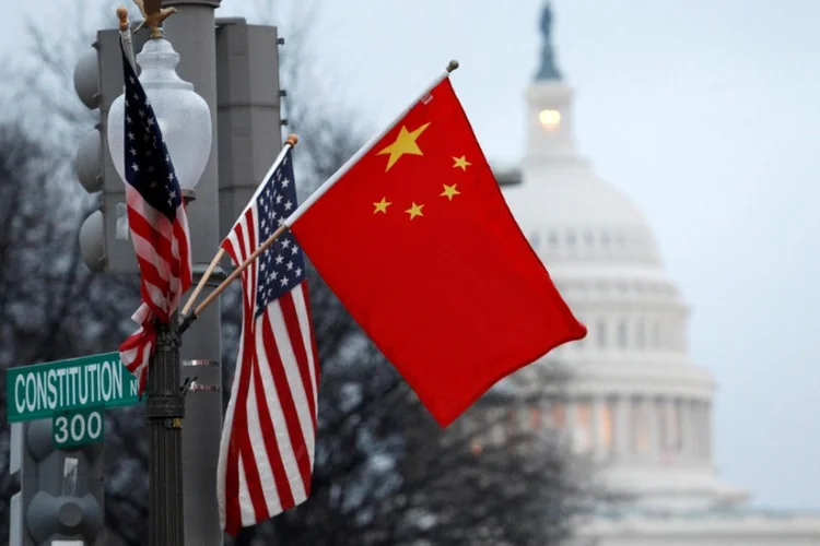 Bandeiras da China e dos Estados Unidos em poste de Washington (Hyungwon Kang/Reuters)