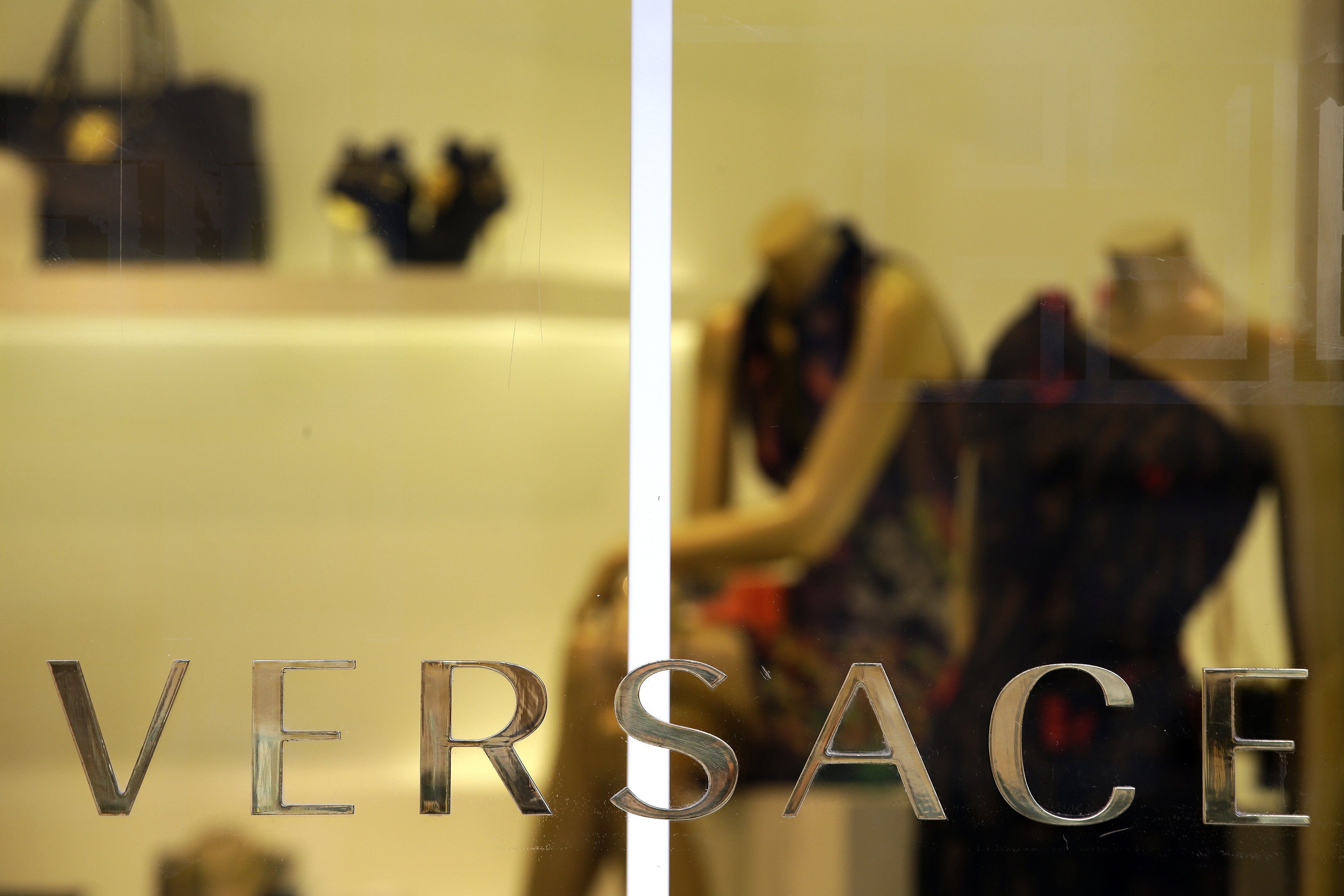 Prada se aproxima de comprar a Versace