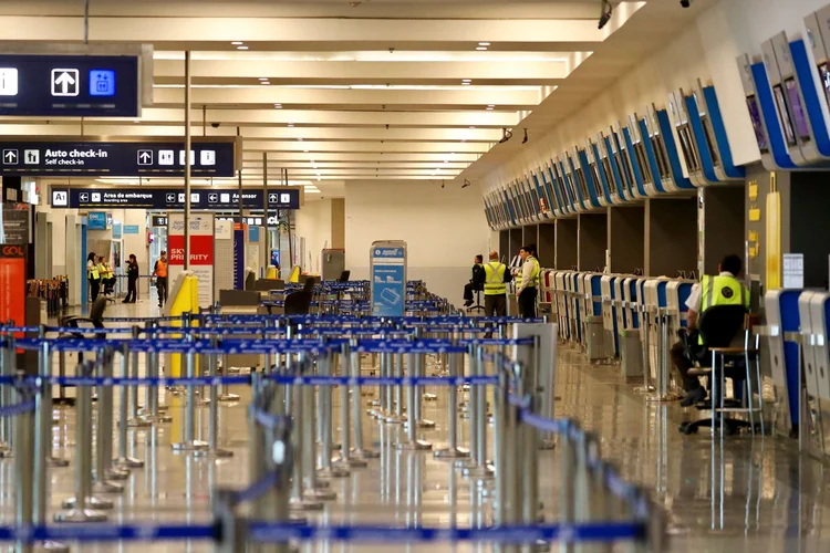 Aeroporto em Buenos Aires fica vazio em decorrência da quarta greve contra as medidas econômicas adotadas pelo governo de Mauricio Macri na Argentina (Marcos Brindicci/Reuters)