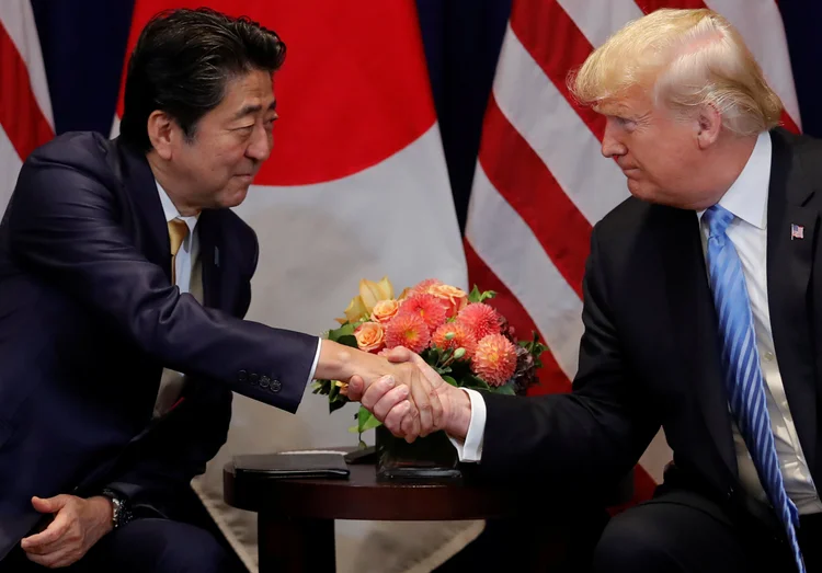 Abe e Trump: o presidente americano afirmou estar animado com a abertura das negociações com o Japão (Carlos Barria/Reuters)