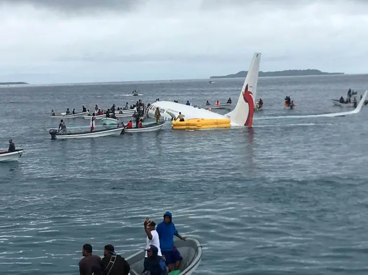 Um avião comercial caiu nesta sexta-feira (28) em uma lagoa de uma ilha da Micronésia. Piloto do Boeing 737 da Air Niugini cometeu um erro na pista de pouso do aeroporto de Weno e terminou na lagoa Chuuk. Foto: James Yaingeluo/via Reuters (James Yaingeluo/Reuters)