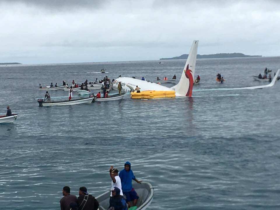 Avião comercial cai em lagoa da Micronésia