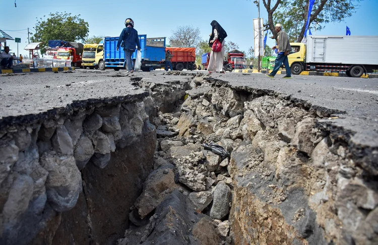 Rua destruída por terremoto em Lombok, na Indonésia: cerca de 16.700 pessoas foram deslocadas para 24 centros em Palu (Antara Foto/Ahmad Subaidi/Reuters)