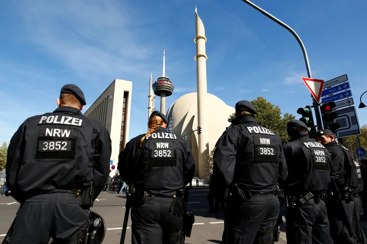 Policiais em frente à nova mesquita na cidade de Colônia, na Alemanha (Thilo Schmuelgen/Reuters)