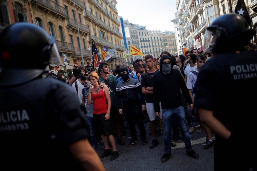 Grupo separatista catalão entra em confronto com policiais em Barcelona