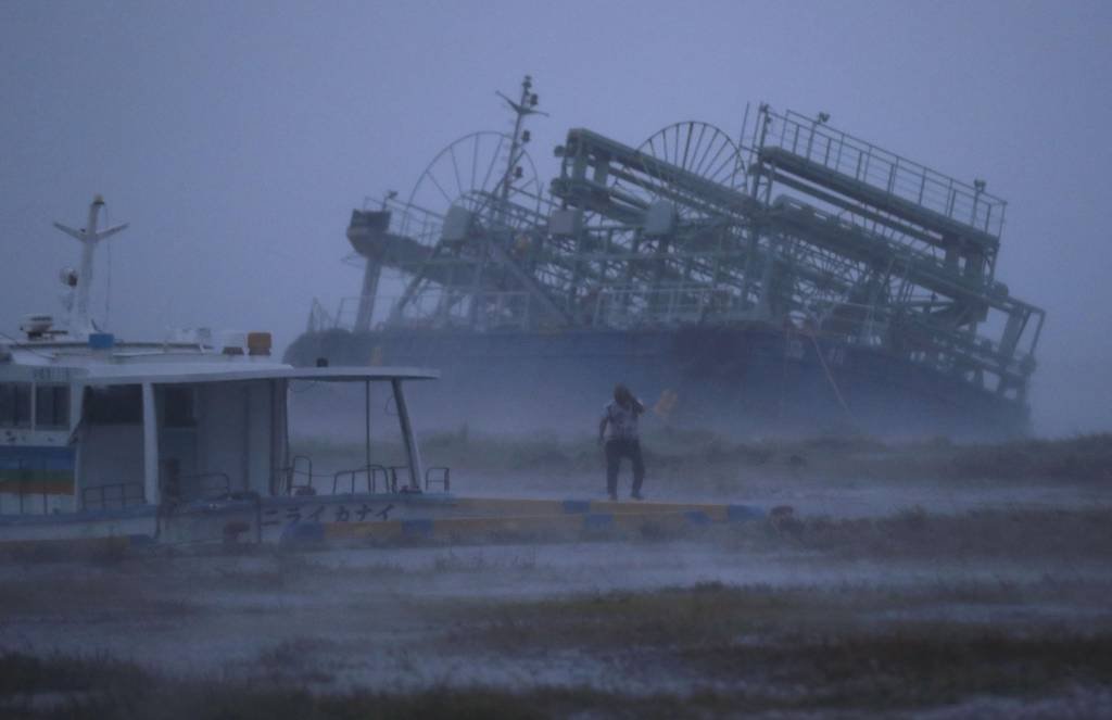 Japão: tufão Trami causa cancelamento de voos e trens e deixa 51 feridos