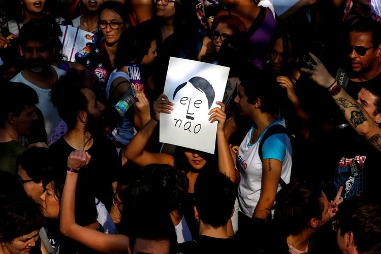 Protesto contra o candidato Jair Bolsonaro em São Paulo (Alexandre Schneider/Reuters)