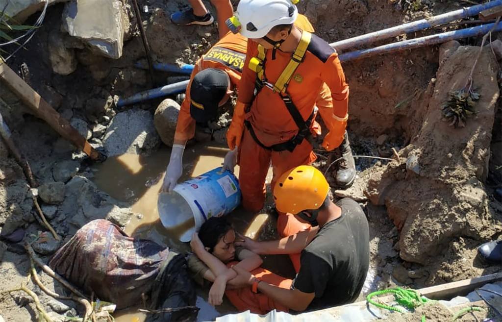 Número de mortos após terremotos e tsunami chega a 832 na Indonésia