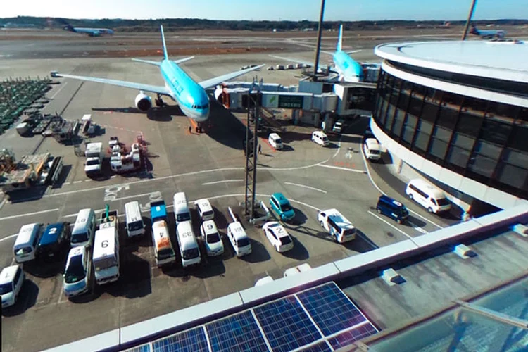 Aeroporto Internacional de Narita, em Tóquio, fechou temporariamente nesta quinta-feira uma de suas duas pistas (Google Street View/Reprodução)