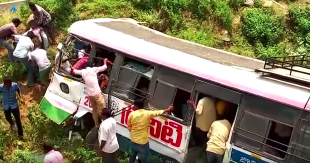 Acidente de ônibus na Índia deixa 52 mortos e 35 feridos