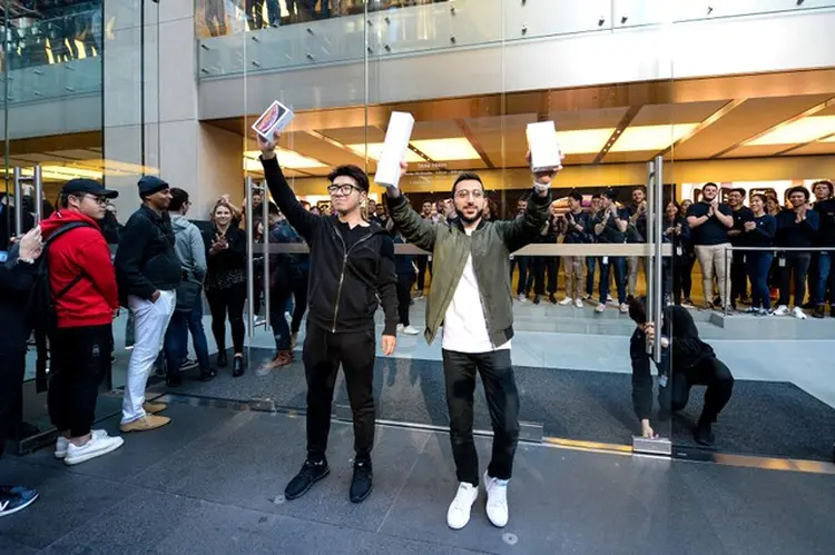 CLIENTES DA APPLE EM SYDNEY: novos smartphones Xs da Apple já geram burburinho e longas filas em frente às lojas