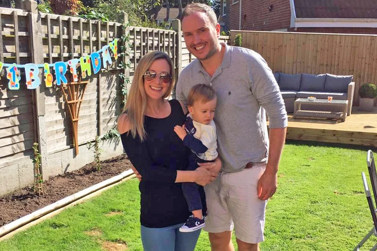 Rachael Bland, com o marido e o filho: a jornalista contou que estava "correndo contra o tempo" para fazer um arquivo com conselhos e memórias ao filho de dois anos (Arquivo pessoal/ Facebook/Divulgação)